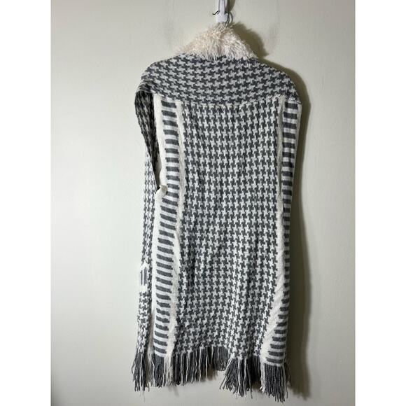 NWT Jessica Simpson Gray and White Knit Long Sweater Vest. One Size - Picture 2 of 3